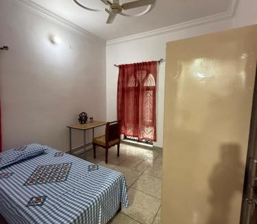 Gomti Nagar House | Sanjeev & Jyotsnas Guest House