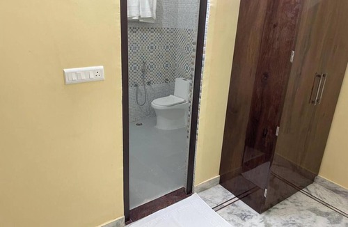 Ayodhya Hotel | Saraswati Luxurius Home Stay