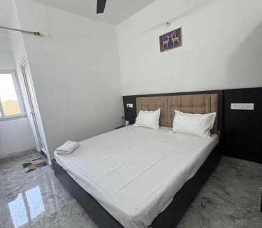 Pipra Dewas Hotel | Satyamev Grand Inn