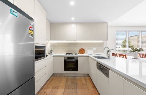 Newport Apartment | Seaside Retreat with Parking and Balcony