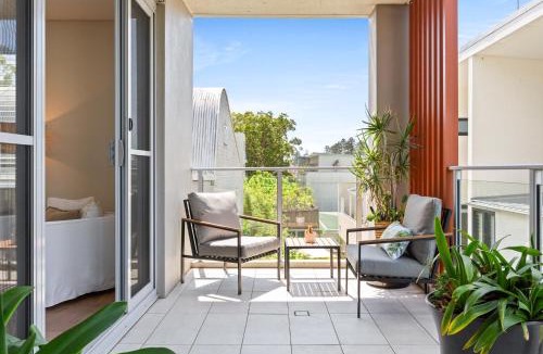 Newport Apartment | Seaside Retreat with Parking and Balcony
