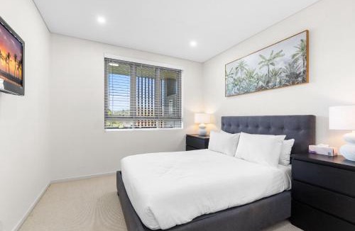 Newport Apartment | Seaside Retreat with Parking and Balcony
