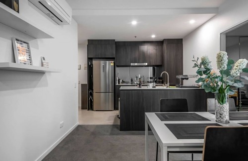 Belconnen Apartment | Sensational City and Lake View Delight Belconnen