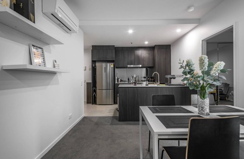 Belconnen Apartment | Sensational City and Lake View Delight - Belconnen