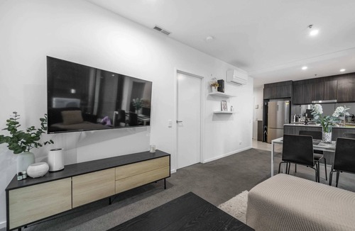 Belconnen Apartment | Sensational City and Lake View Delight - Belconnen