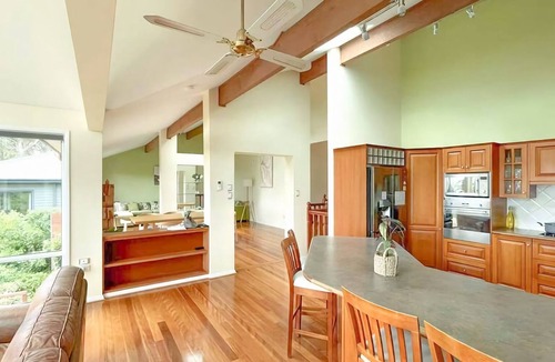 Wentworth Falls House | Serene Mountain Haven with Scenic Balcony Garden