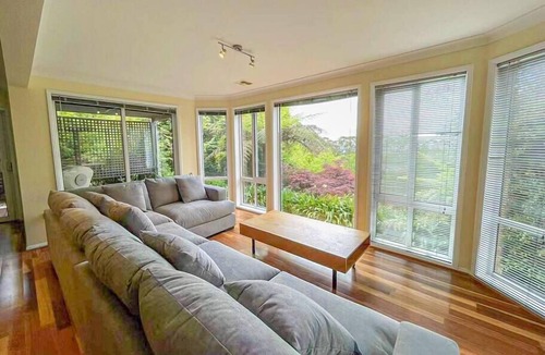 Wentworth Falls House | Serene Mountain Haven with Scenic Balcony & Garden