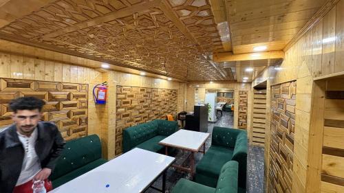 Laripora Hotel | Shahi Darbar Guest House & Restaurant