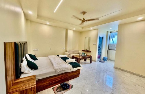 Mohanlalganj Hotel | Shree Krishna Palace Hotel - Couple Friendly