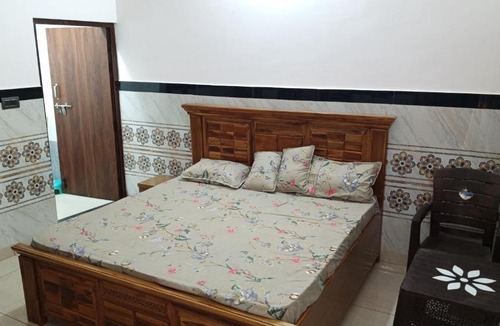 Govardhan Hotel | Shri Vallabh Kunj Sewa Sadan