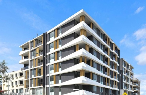 Ryde Apartment | Sky Gardens Unit with City and River Views