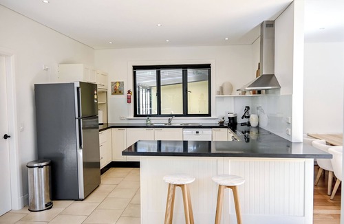 Bowral House | Sleeps 10 Private Estate with Pool in Bowral