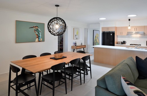 Manyana House | Sleeps 11. All linen and towels provided. Pets welcome. Lovely house.