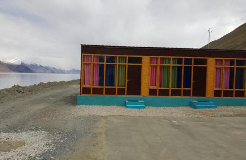 Leh Hotel | snow land wooden cottage