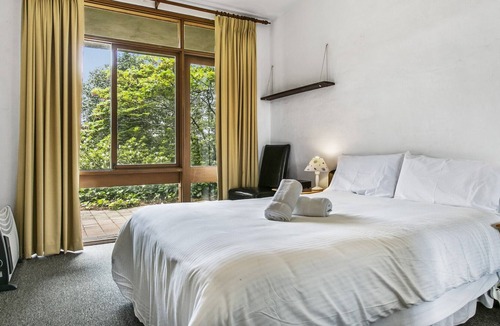 Wentworth Falls Cottage | Solitary View - Four Bedroom Cottage, Sleeps 8