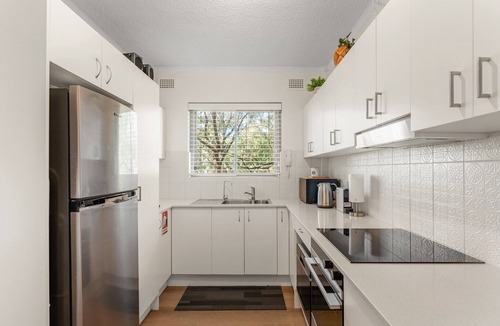Cronulla Apartment | South Cronulla Apt Steps to Surf & Ocean Pools