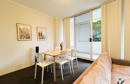 Warwick Farm Apartment | Southwest Liverpool Area 3 Beds & Parking Nwf003