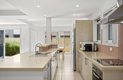 The Entrance North House | Spacious 3-Bed Home Moments from Beach