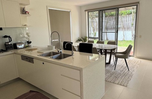 South Coogee House | Spacious 4-bedroom home South Coogee - easy access to beaches, parks, airport