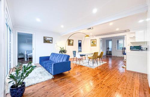 Picnic Point House | Spacious 4 Bedroom Home with Swimming Pool and Free Parking