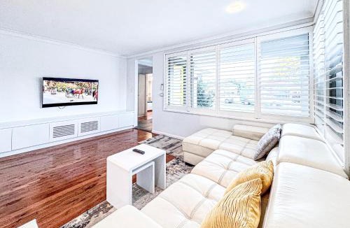 Picnic Point House | Spacious 4 Bedroom Home with Swimming Pool and Free Parking