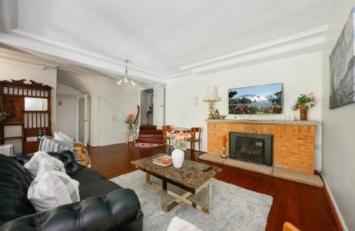 Pymble Villa | Spacious 4BR Family Home & Garden in Pymble