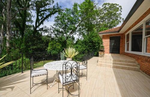 Pymble Villa | Spacious 4BR Family Home & Garden in Pymble