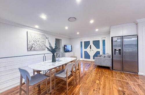 West Ryde Apartment | Spacious 4BR Near Eastwood - Sleeps 9 - Free Parking