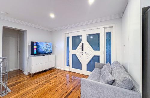 West Ryde Apartment | Spacious 4BR Near Eastwood - Sleeps 9 - Free Parking