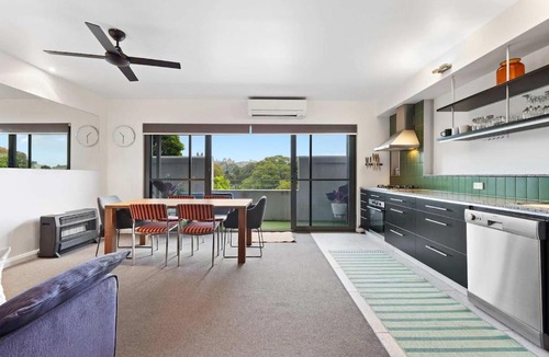 Chippendale Apartment | Spacious City Retreat by Victoria Park