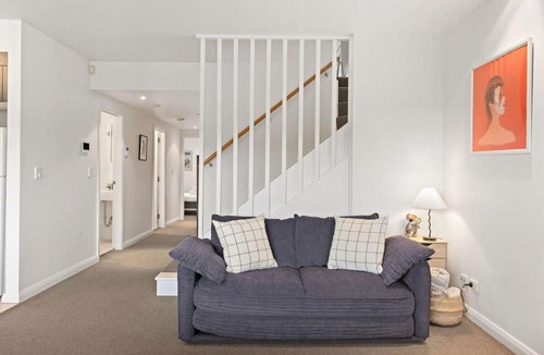 Chippendale Apartment | Spacious City Retreat by Victoria Park