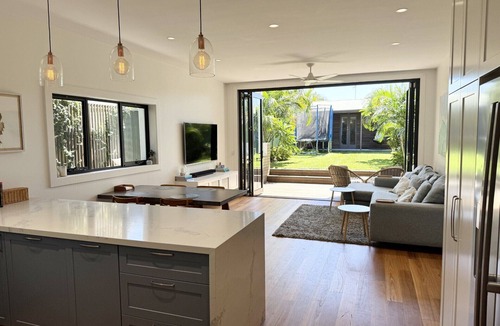 Matraville House | Spacious Family Home by the Park | Home Office | Pet-Friendly | Close to Beaches