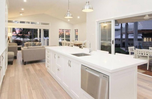 Cams Wharf House | Spacious Home Overlooking Lake Macquarie