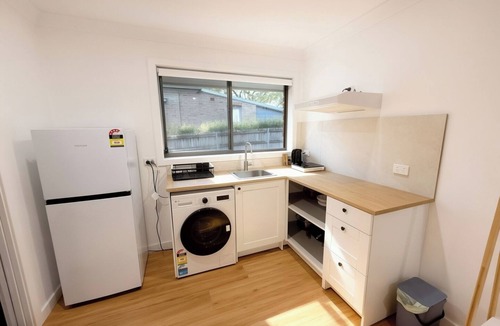 Roseville Apartment | Spacious Homelike King Studio Retreat in Roseville