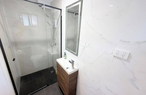 Roseville Apartment | Spacious Homelike King Studio Retreat in Roseville