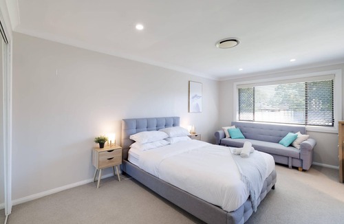 Wyongah House | Spacious House with Pool - 5 min walk to Lake