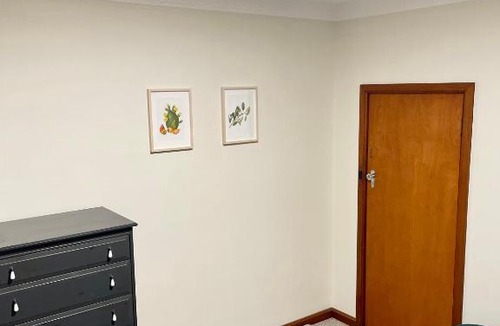Eastwood House | Spacious private room minutes away from Eastwood