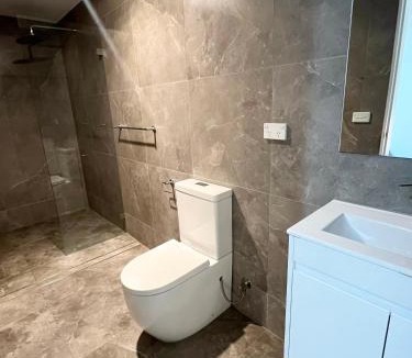 Guildford House | Spacious Queen Room with Attached Bathroom - OR1