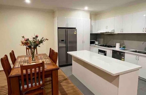 Glenroy House | Spacious & Sunny 2BR with garage,11 min to airport