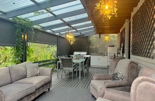 Wanniassa House | Spacious Treetop Retreat with Jacuzzi, Fireplace & Lovely Views. Pet friendly.