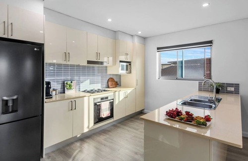 Wollongong CBD Apartment | Stadium Escape A Contemporary Beachside Retreat
