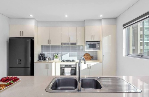 Wollongong CBD Apartment | Stadium Escape A Contemporary Beachside Retreat
