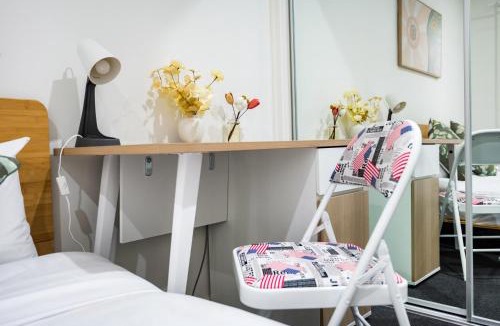 Gregory Hills House | Standard Queen Room in Gregory Hills - Quaint Spot - Shared Bathroom