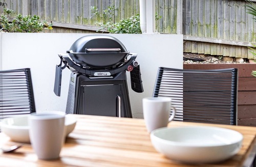 Wollongong CBD House | Station & Surf 3BR Wollongong Townhouse