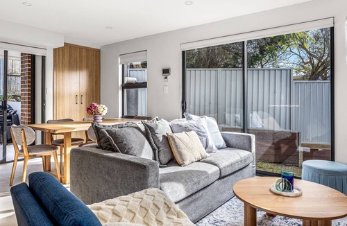 Wollongong CBD House | Station & Surf 3BR Wollongong Townhouse