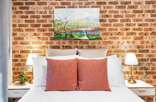 Ingleburn House | StayAU Cozy 3BR Suburban Retreat in Ingleburn