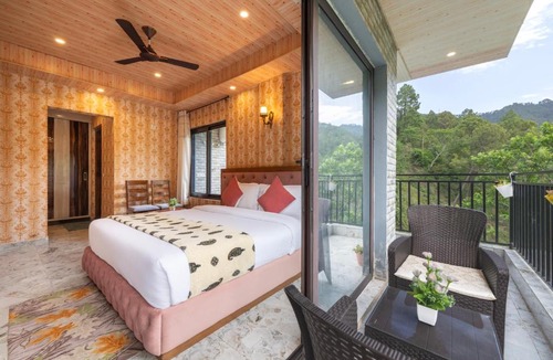 Kumarhatti Apartment | Staycation 2 Bedroom Premium House Kasauli by Splendid Retreat Hotels - Family Groups & Couples - Forest Treks - Living Room - Balcony - River View - Parking