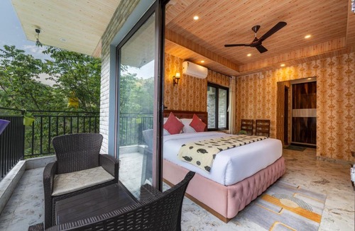 Kumarhatti Apartment | Staycation 2 Bedroom Premium House Kasauli by Splendid Retreat Hotels - Family Groups & Couples - Forest Treks - Living Room - Balcony - River View - Parking