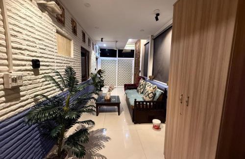 Hauz Khas Village House | Staylo Suites Edit