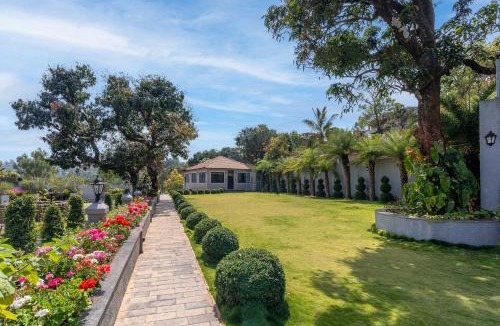 Bhilar Villa | StayVista at Lawn House - Shrimant Wada Royal Stay